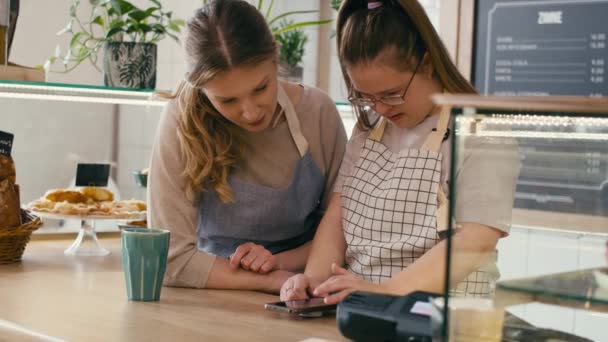 Sendromlu Kız Arkadaşıyla Kafede Telefonda Sohbet Ediyor Kırmızı Helyum Kamerayla — Stok video