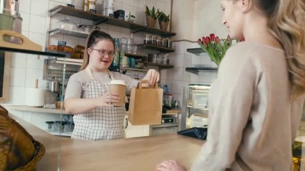 Biała Kobieta Zespołem Downa Zabiera Jedzenie Klientce Nakręcony Aparatem Hel — Wideo stockowe