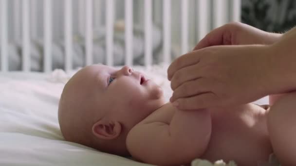 Detailní Záběr Nerozpoznatelné Ženy Jak Hraje Svým Novorozencem Ležícím Posteli — Stock video