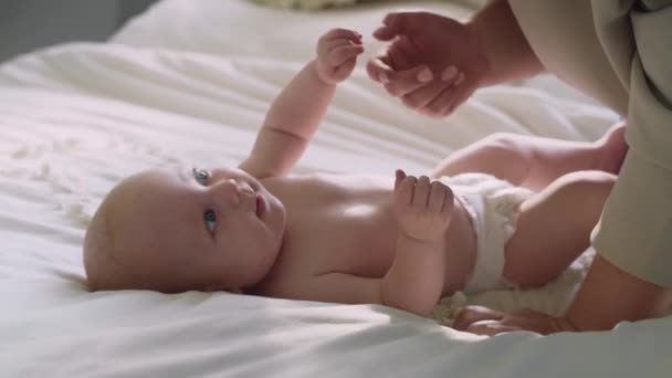Неузнаваемая Женщина Играет Своим Новорожденным Ребенком Лежащим Кровати Съемка Красной — стоковое видео