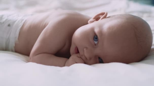 Close Van Pasgeboren Baby Liggend Bed Aan Voorkant Wegkijkend Opgenomen — Stockvideo