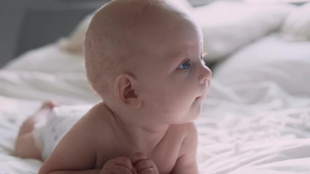 Novorozené Dítě Leží Vpředu Posteli Rozhlíží Snímek Red Heliovou Kamerou — Stock video