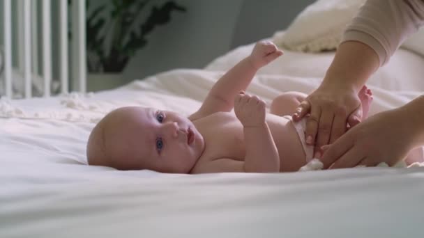 Неузнаваемая Мать Меняет Подгузник Новорожденного Лежащего Кровати Съемка Красной Гелиевой — стоковое видео
