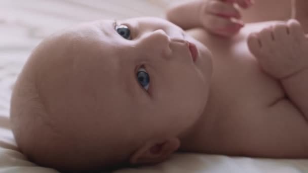 新生児の閉鎖ベッドの上に横たわって離れて見て 8Kでレッドヘリウムカメラで撮影 — ストック動画