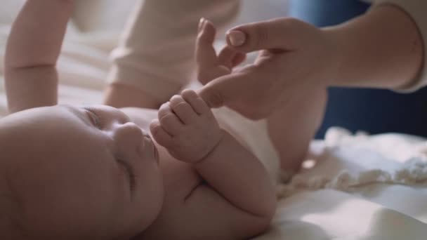 Yeni Doğmuş Bebeğiyle Yatakta Oynayan Tanınmayan Bir Kadın Kırmızı Helyum — Stok video