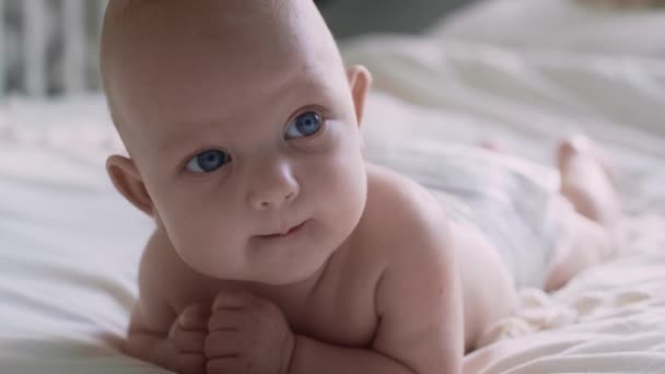 Вид Спереди Новорожденного Ребенка Лежащего Кровати Спереди Оглядывающегося Вокруг Съемка — стоковое видео