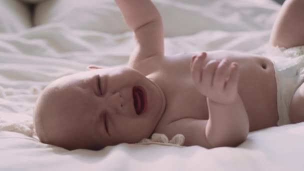Неузнаваемая Женщина Успокаивающая Плачущего Младенца Съемка Красной Гелиевой Камерой — стоковое видео