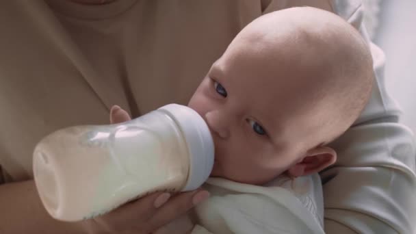 Madre Alimentando Bebé Con Biberón Fotografía Con Cámara Helio Red — Vídeos de Stock
