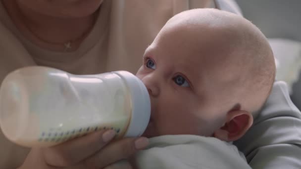 Mère Nourrissant Bébé Avec Biberon Tourné Avec Caméra Hélium Rouge — Video