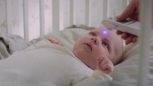 Femeie Nerecunoscut Care Măsoară Temperatura Unui Copil Vesel Impuscat Camera — Videoclip de stoc