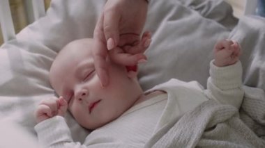 Beşikte uyuyan yenidoğan manzarası. 8K 'da kırmızı helyum kamerayla çekildi..    