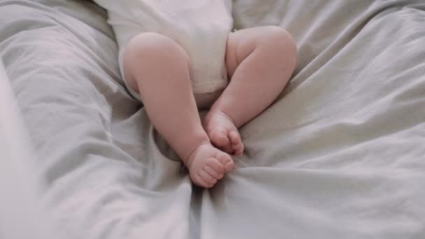알아볼 수없는 걸음마를 아기의 발이다 카메라로 — 비디오