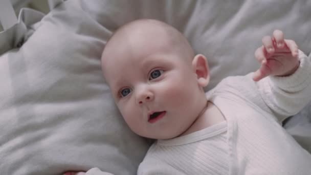 Вид Сверху Новорожденного Лежащего Кровати Отводящего Взгляд Съемка Красной Гелиевой — стоковое видео
