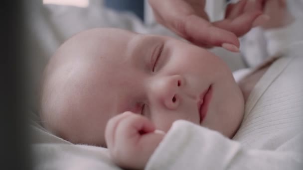 Крупным Планом Новорожденного Спящего Кроватке Съемка Красной Гелиевой Камерой — стоковое видео