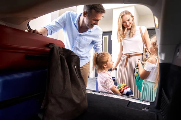Famiglia Caucasica Quattro Bagagli Imballaggio Nel Bagagliaio Dell Auto Vacanze — Foto Stock