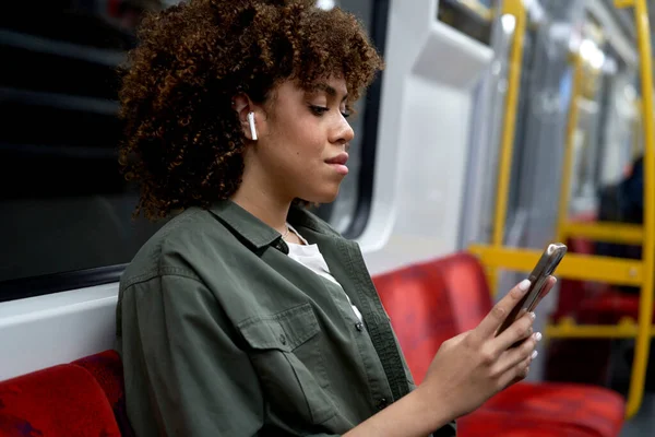 Joven Mujer Afro Viajando Por Metro Navegando Por Teléfono Móvil — Foto de Stock
