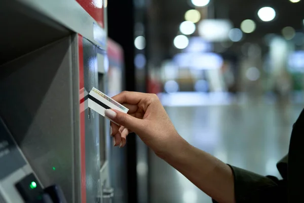 Ręka Nierozpoznawalnej Kobiety Kupującej Bilet Automatu — Zdjęcie stockowe