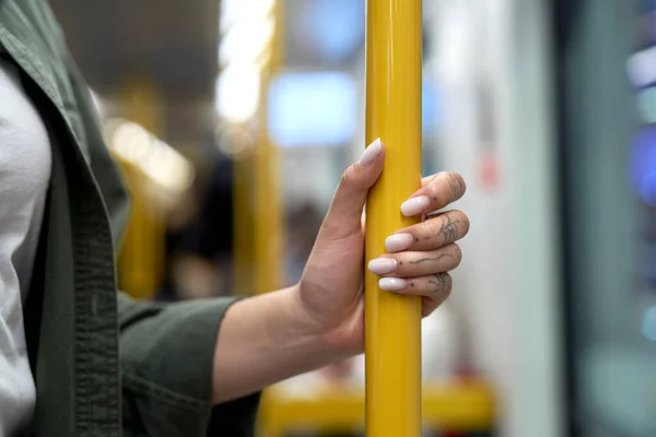 Mano Mujer Irreconocible Sosteniendo Una Barandilla Metro Tren —  Fotos de Stock