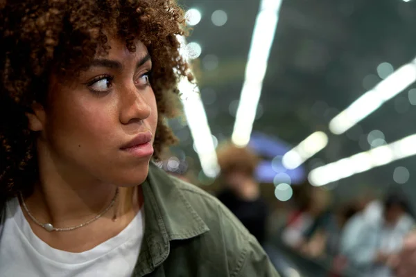 Primer Plano Mujer Afro Escalera Mecánica Metro —  Fotos de Stock