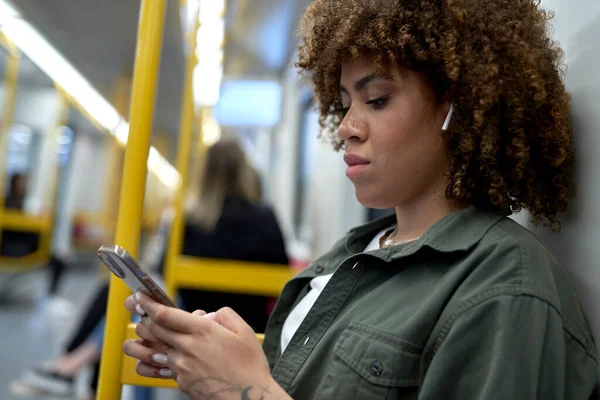 Молодая Афро Женщина Путешествует Землей Просматривает Мобильный Телефон — стоковое фото