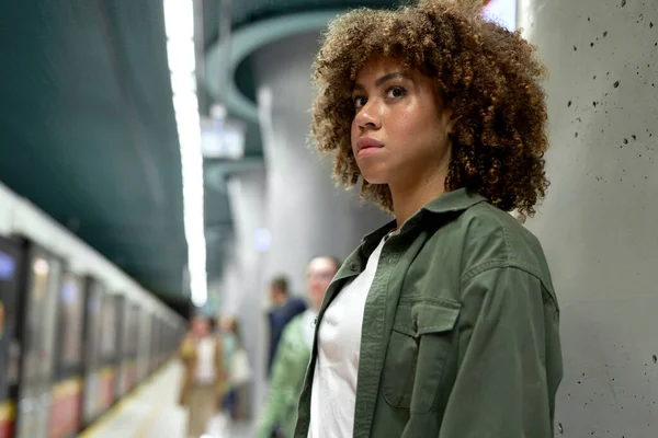 Ung Afro Kvinna Står Plattform Och Väntar Tunnelbanan — Stockfoto