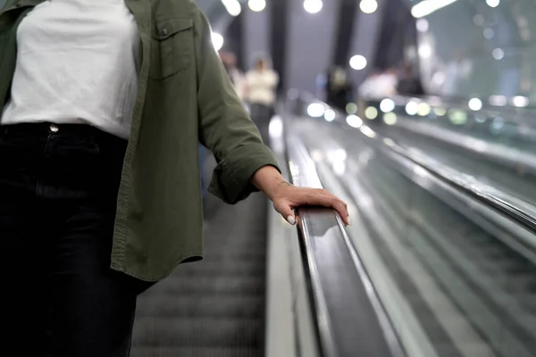 Mujer Irreconocible Moviéndose Escaleras Mecánicas Tubo Subterráneo —  Fotos de Stock