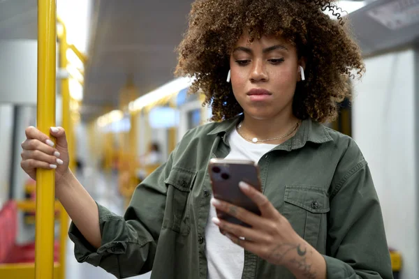 Jeune Femme Afro Debout Dans Métro Naviguant Sur Téléphone Portable — Photo