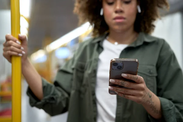 Genç Afro Kadın Yeraltında Duruyor Cep Telefonunu Karıştırıyor — Stok fotoğraf