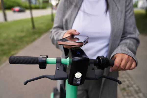 Mujer Irreconocible Usando Teléfono Móvil Para Usar Scooter Eléctrico —  Fotos de Stock