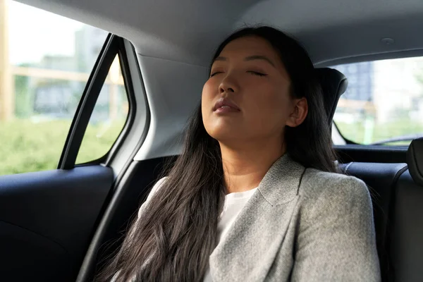 Chinese Zakenvrouw Rijden Auto Als Passagier Met Gesloten Ogen — Stockfoto