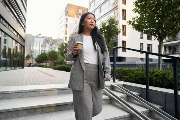 Chinesische Geschäftsfrau Läuft Durch Die Stadt Und Hält Eine Tasse — Stockfoto