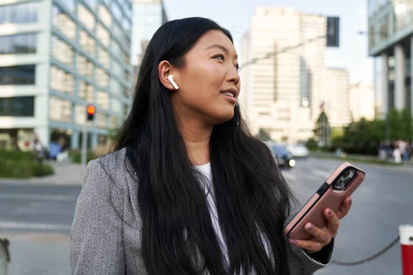 Chinesische Geschäftsfrau Trägt Kopfhörer Und Ruft Auf Der Straße — Stockfoto