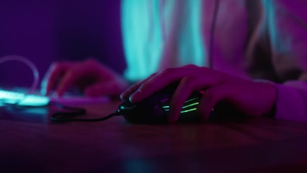 Detail Der Computermaus Die Von Spielern Der Nacht Benutzt Wird — Stockvideo