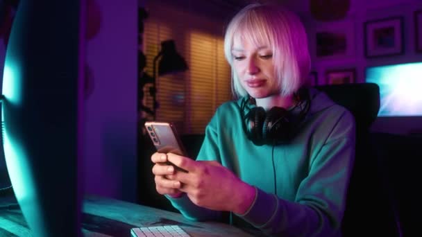 Молодая Белая Женщина Просматривает Мобильный Телефон Время Перерыва Время Игры — стоковое видео