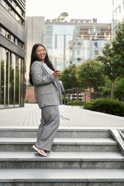 Wesoły Biznes Chińska Kobieta Spaceruje Mieście Trzyma Filiżankę Kawy — Zdjęcie stockowe