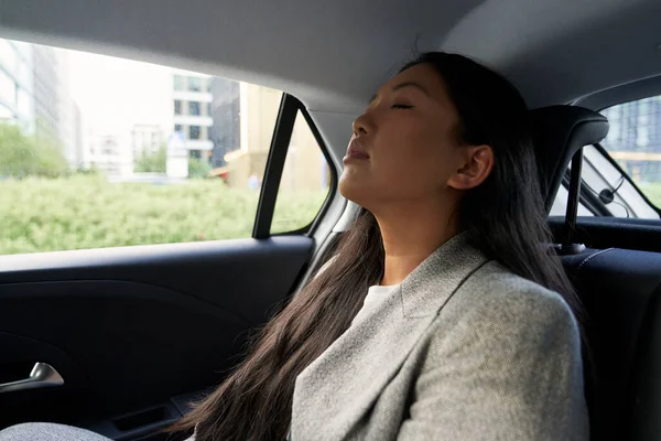 Chinese Zakenvrouw Rijden Auto Als Passagier Met Gesloten Ogen — Stockfoto