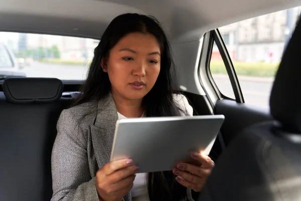 Zakelijk Chinese Vrouw Rijden Een Taxi Browsen Digitale Tablet — Stockfoto