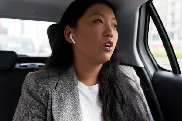 Business Chinese Woman Driving Taxi Making Phone Call Earphones — Stock Photo, Image