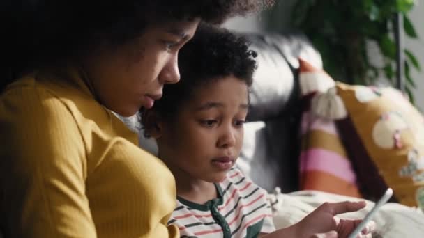 Doi Copii Care Navighează Tabletă Digitală Sufragerie Impuscat Camera Heliu — Videoclip de stoc