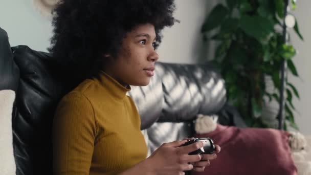 Dospívající Dívka Hraje Videohry Obývacím Pokoji Snímek Red Heliovou Kamerou — Stock video