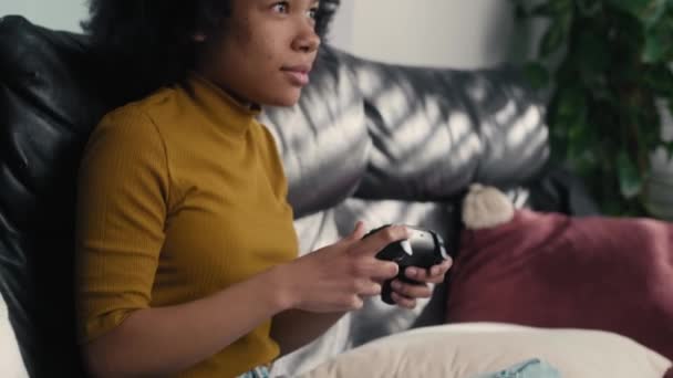 Genç Kız Oturma Odasında Video Oyunu Oynuyor Kırmızı Helyum Kamerayla — Stok video