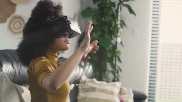 Tonårsflicka Bär Virtuell Verklighet Simulator För Att Spela Spel Vardagsrummet — Stockvideo