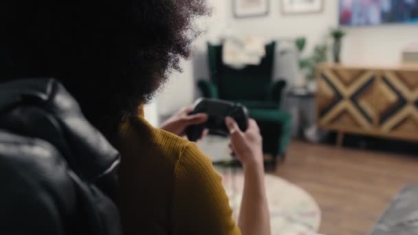 Πίσω Όψη Της Έφηβης Που Παίζει Βιντεοπαιχνίδι Στο Σαλόνι Πυροβολήθηκε — Αρχείο Βίντεο