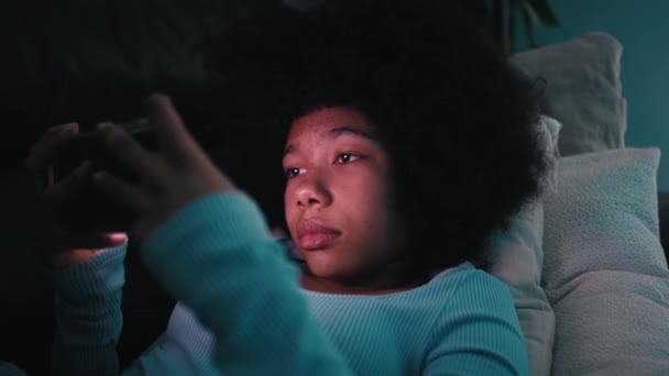 Genç Kız Geceleri Oturma Odasında Cep Telefonuna Bakıyor Kırmızı Helyum — Stok video