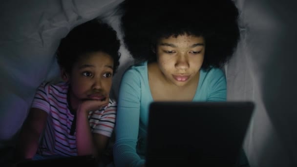Duas Crianças Navegando Tablet Digital Sob Cobertor Noite Tiro Com — Vídeo de Stock