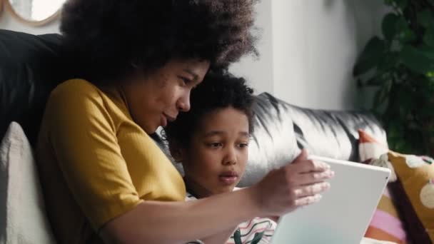 Dvě Děti Procházející Digitální Tablet Obývacím Pokoji Snímek Red Heliovou — Stock video