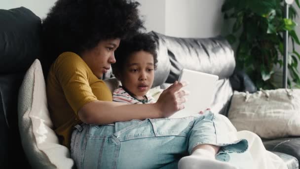 Ευρεία Εικόνα Δύο Παιδιών Περιηγούνται Στο Ψηφιακό Tablet Στο Σαλόνι — Αρχείο Βίντεο