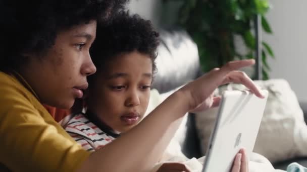 Elementaire Leeftijd Broers Zussen Bladeren Digitale Tablet Woonkamer Opgenomen Met — Stockvideo