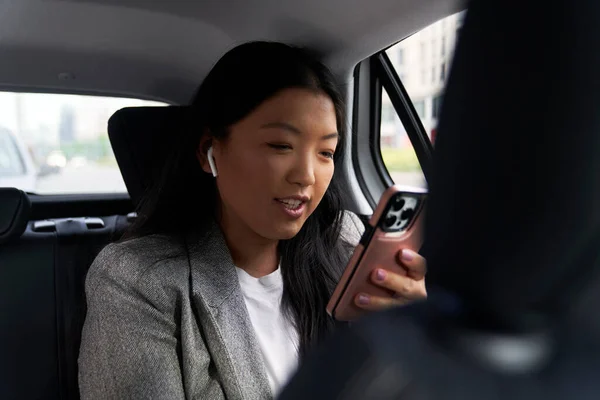 Деловая Китаянка Водит Такси Просматривает Мобильный Телефон — стоковое фото