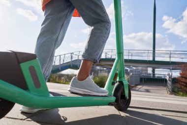 Mobilete binen tanınmayan kişinin alt kısmı